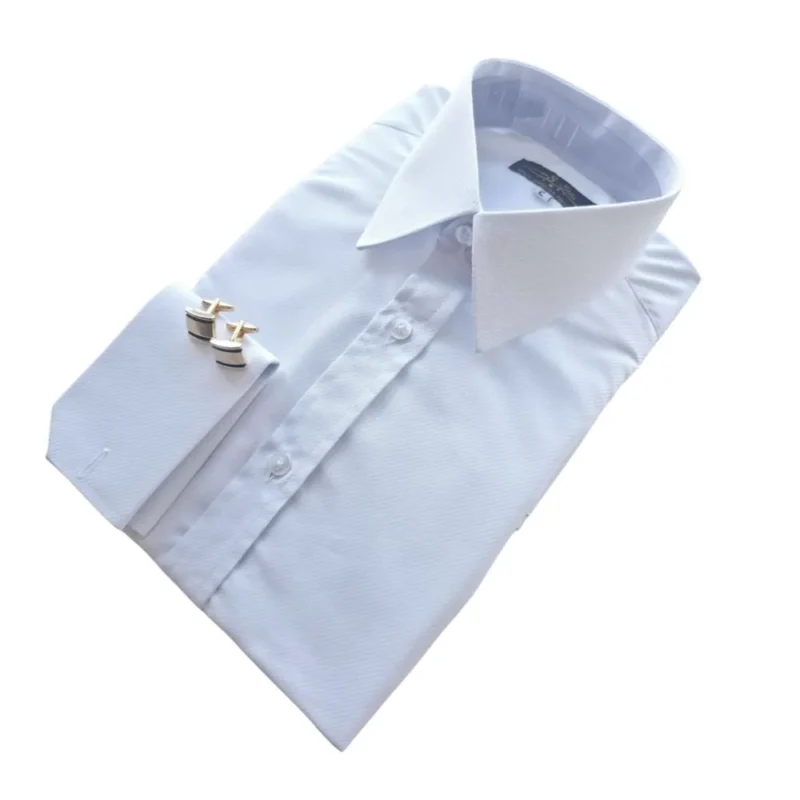 Camisa branca de colarinho francês e punho duplo em modelagem semi slim, vista de três quartos
