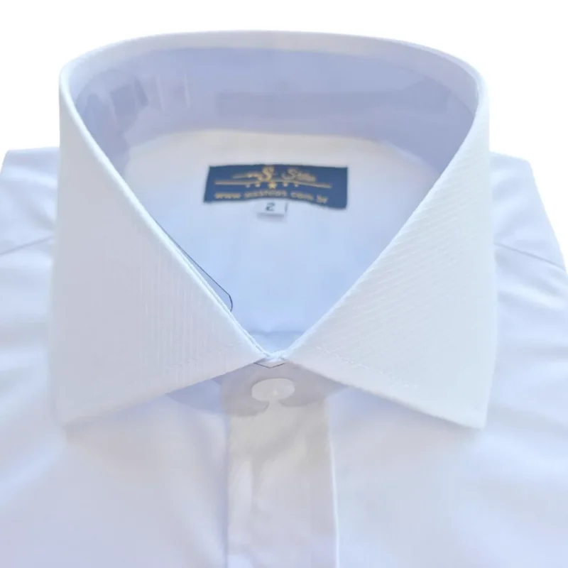 Colarinho italiano rígido e estendido da camisa branca, com a etiqueta MS Stilos