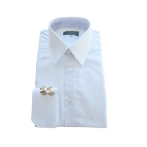 Camisa branca maquinetada de colarinho francês e punho duplo, com abotoaduras douradas de faixa preta