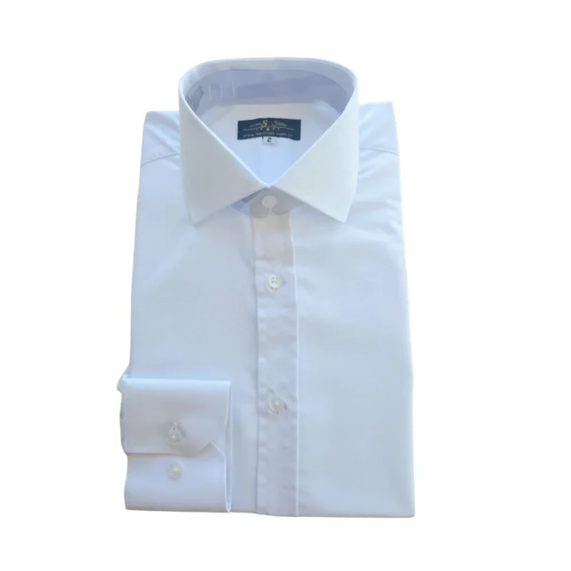 Camisa branca maquinetada de colarinho italiano e punho botão, dobrada de frente