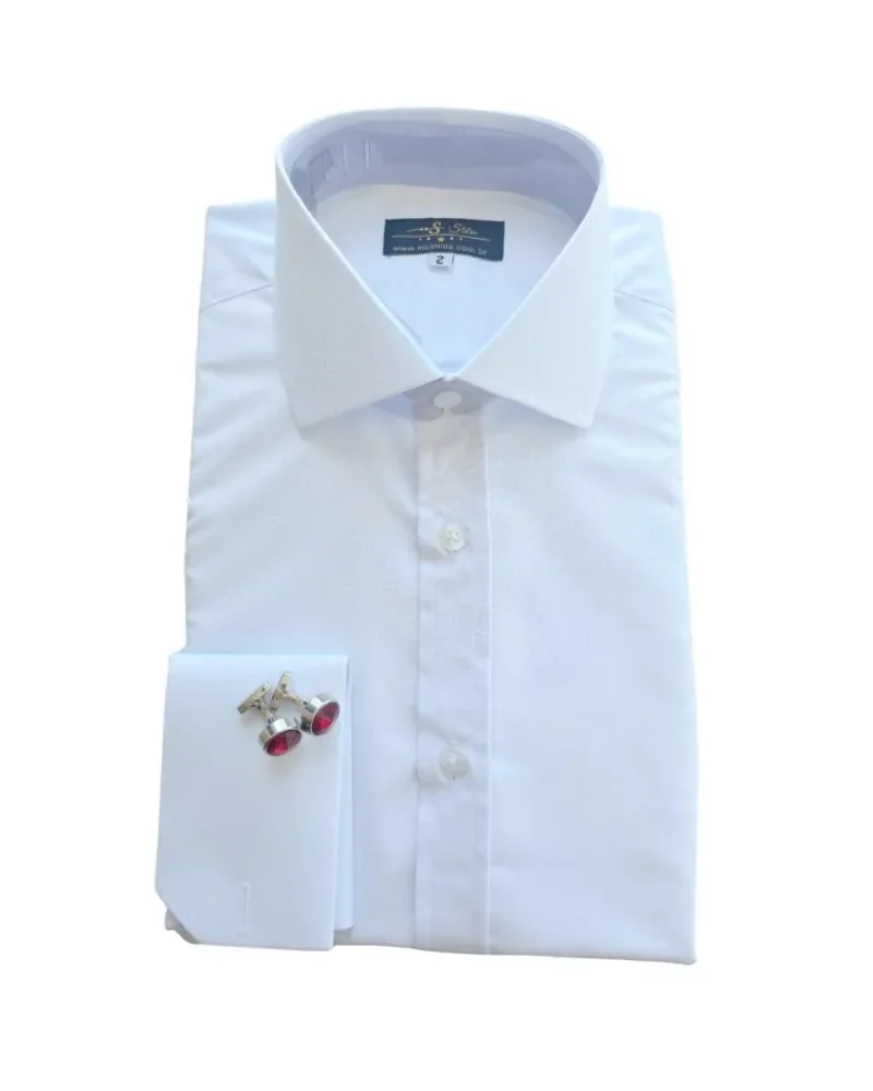 Camisa branca maquinetada de colarinho italiano e punho duplo, com abotoadura prata de pedra vermelha