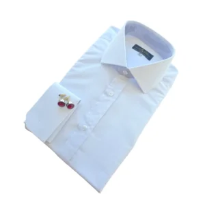 Camisa branca maquinetada italiana de modelagem semi slim dobrada, em vista de três quartos