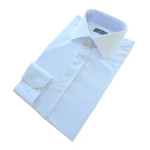 Camisa branca maquinetada de punho botão em modelagem semi slim, vista de três quartos