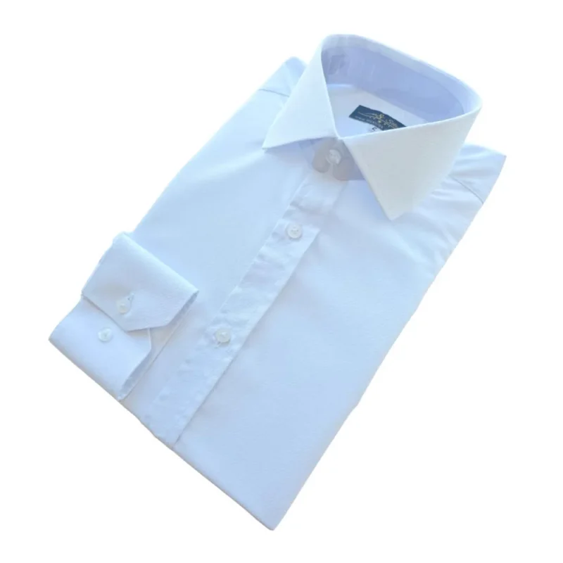 Camisa branca maquinetada de punho botão em modelagem semi slim, vista de três quartos