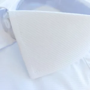 Textura maquinetada em linhas diagonais na ponta do colarinho italiano da camisa branca