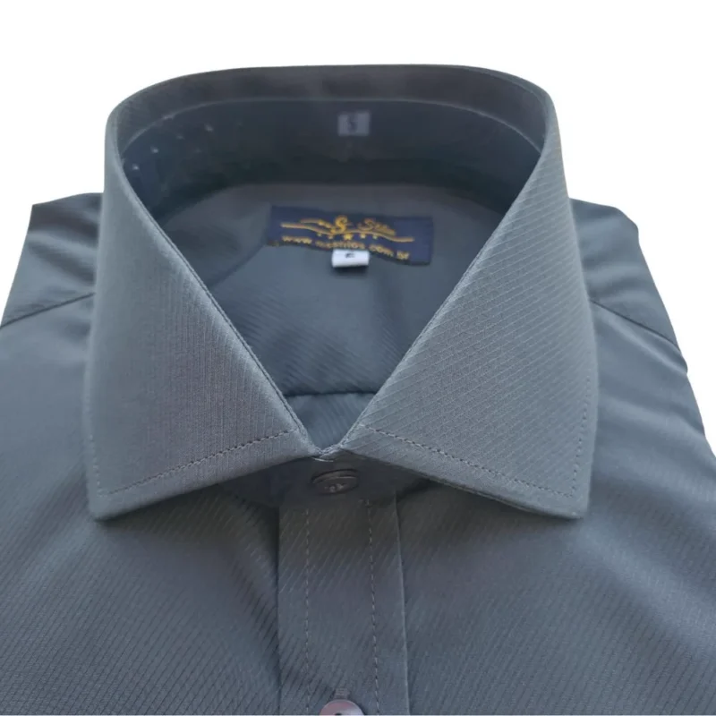 Colarinho italiano rígido e estendido da camisa cinza chumbo, com a etiqueta MS Stilos