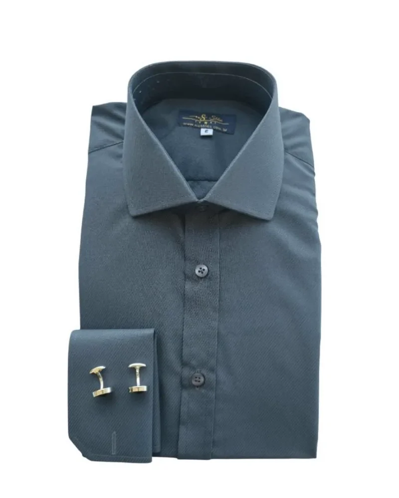 Camisa cinza chumbo de colarinho italiano e punho duplo, com abotoaduras douradas