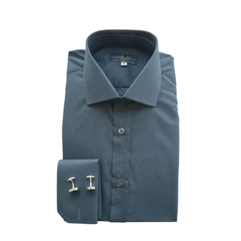 Camisa cinza chumbo de colarinho italiano e punho duplo, com abotoaduras douradas