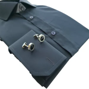 Punho duplo da camisa cinza chumbo com abotoaduras prata de centro preto, em vista diagonal