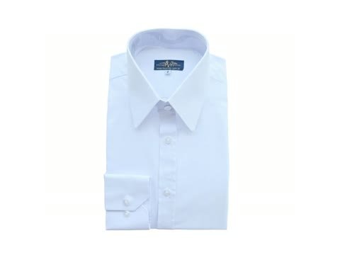 Camisa social branca com colarinho inglês fechado