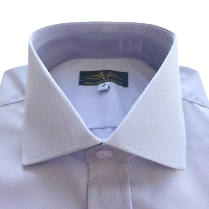 Colarinho italiano rígido e estendido da camisa lilás claro, visto de frente