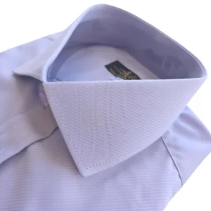 Colarinho italiano da camisa lilás claro visto de cima, com a textura em linhas finas
