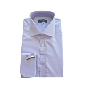 Camisa lilás claro de colarinho italiano e punho duplo, com abotoaduras de faixa vermelha