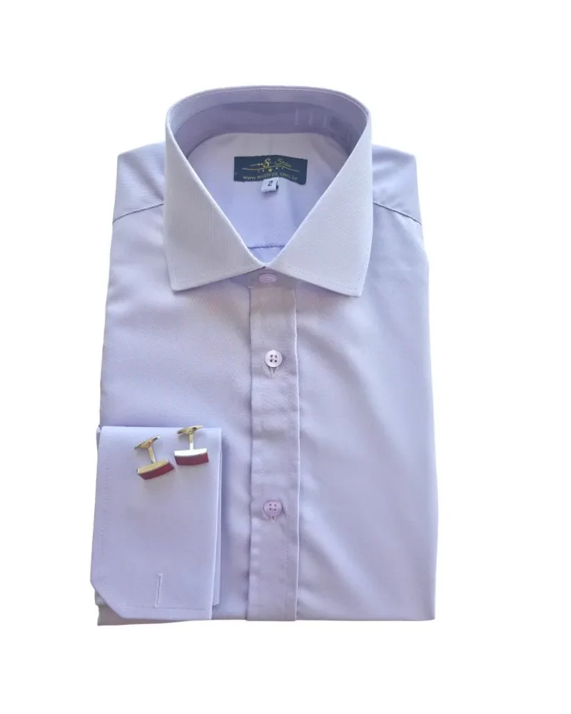 Camisa lilás claro de colarinho italiano e punho duplo, com abotoaduras de faixa vermelha