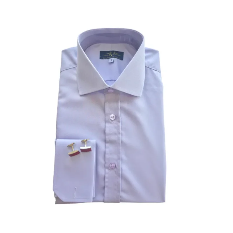 Camisa lilás claro de colarinho italiano e punho duplo, com abotoaduras de faixa vermelha
