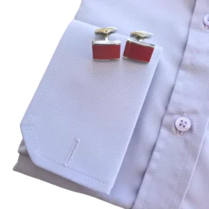 Punho duplo da camisa lilás claro com o par de abotoaduras retangulares vermelhas