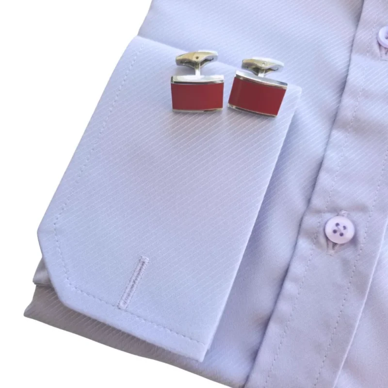 Punho duplo da camisa lilás claro com o par de abotoaduras retangulares vermelhas