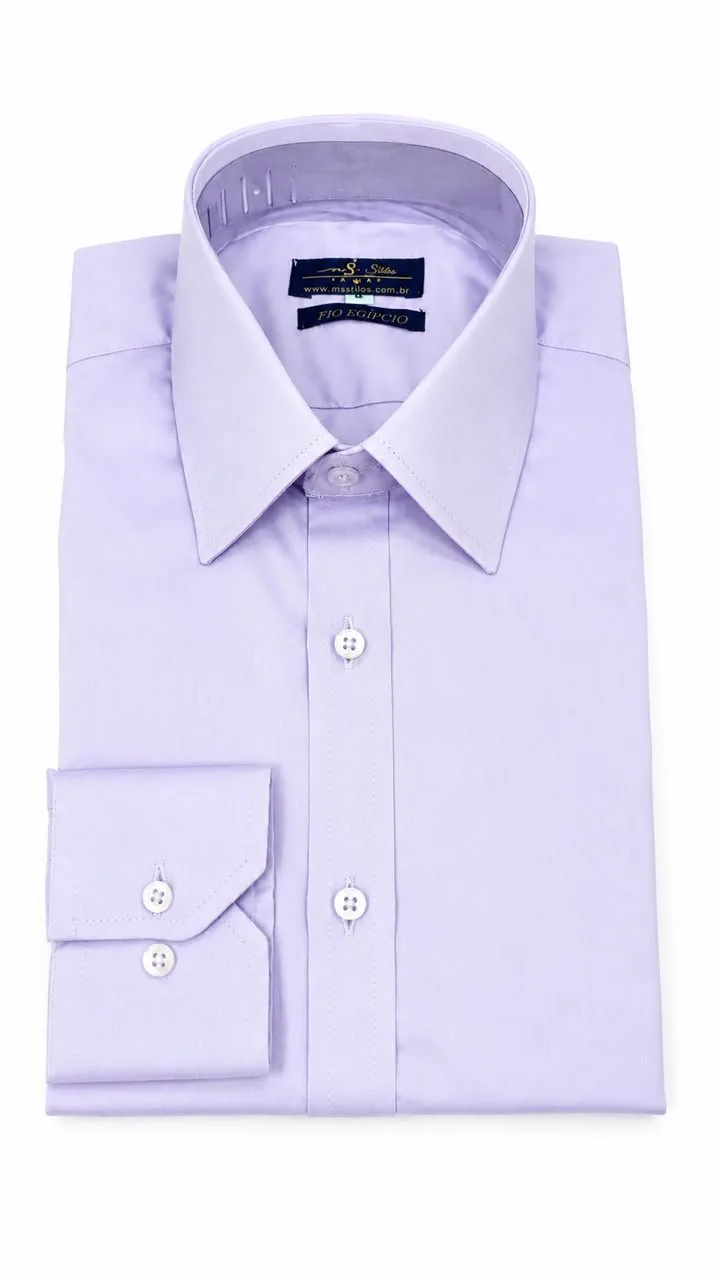Camisa lilás dobrada de frente, com colarinho francês, punho botão e a etiqueta MS Stilos