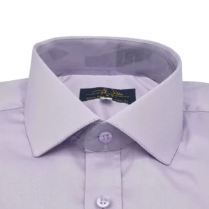 Colarinho italiano da camisa lilás visto de frente, com a etiqueta MS Stilos