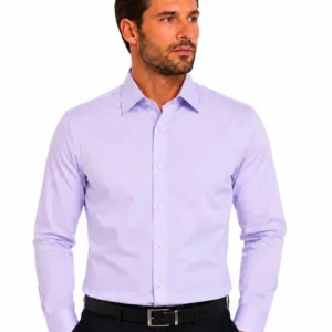 Homem vestindo a camisa lilás de colarinho francês em fio egípcio, com calça escura