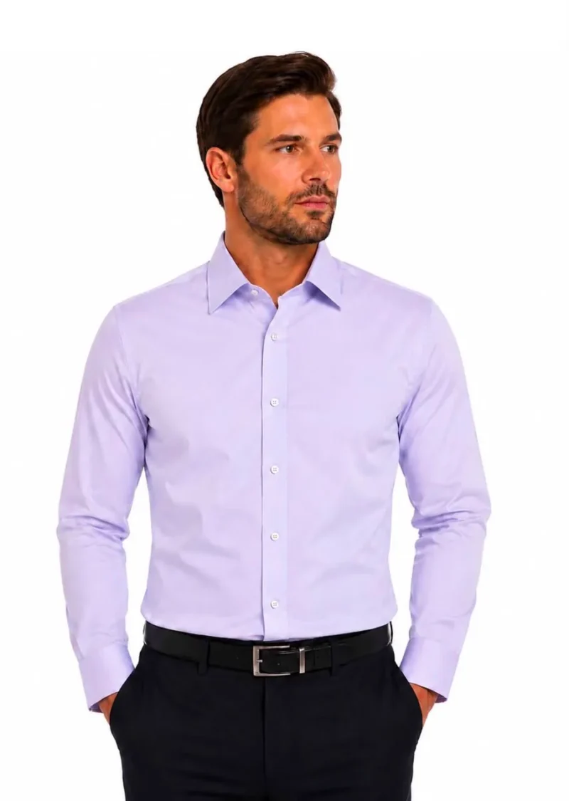 Homem vestindo a camisa lilás de colarinho francês em fio egípcio, com calça escura