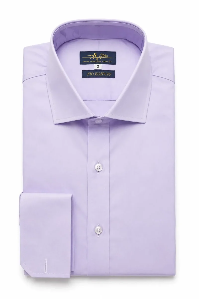 Camisa lilás dobrada de frente, com colarinho italiano, punho duplo e a etiqueta MS Stilos