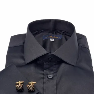 Colarinho italiano da camisa preta com a etiqueta MS Stilos e a etiqueta de tamanho