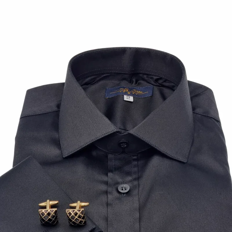 Colarinho italiano da camisa preta com a etiqueta MS Stilos e a etiqueta de tamanho