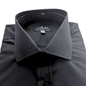 Colarinho italiano rígido e estendido da camisa preta, com a textura em linhas finas