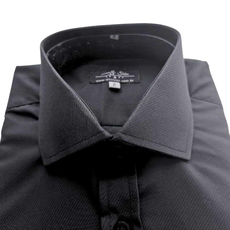Colarinho italiano rígido e estendido da camisa preta, com a textura em linhas finas