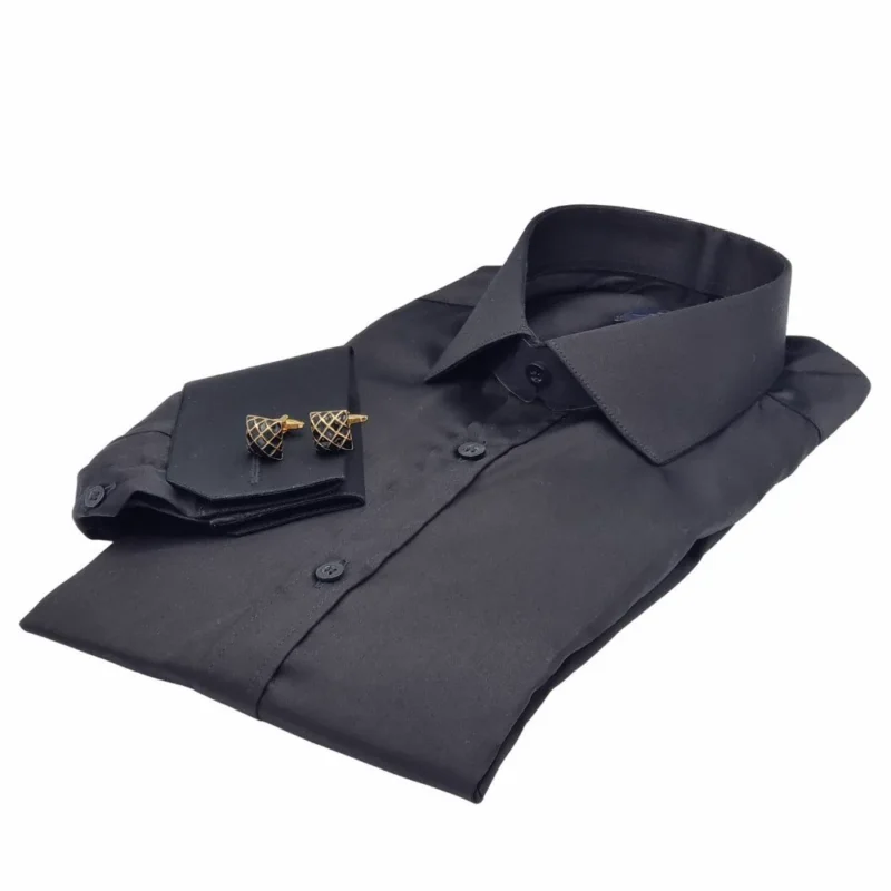 Camisa preta italiana de toque acetinado dobrada, em vista de três quartos