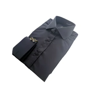 Camisa preta maquinetada italiana de modelagem semi slim dobrada, em vista de três quartos