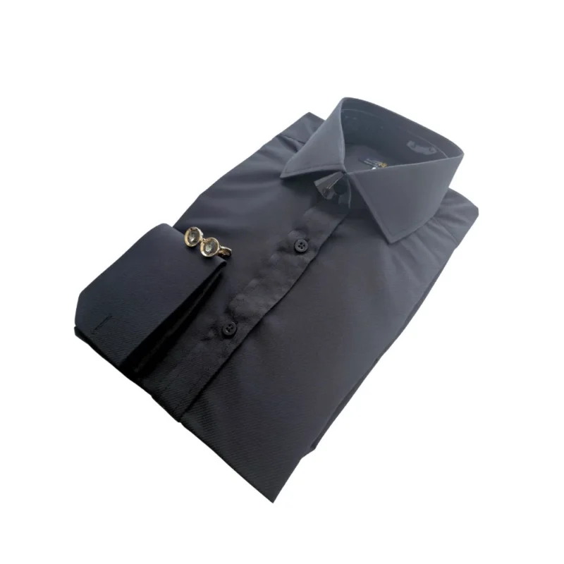 Camisa preta maquinetada italiana de modelagem semi slim dobrada, em vista de três quartos