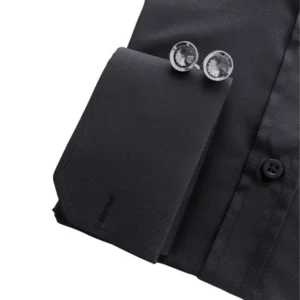 Punho duplo da camisa preta com o par de abotoaduras redondas prata de cristal