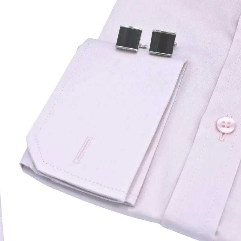 Punho duplo da camisa rosa claro com o par de abotoaduras quadradas prata de centro preto