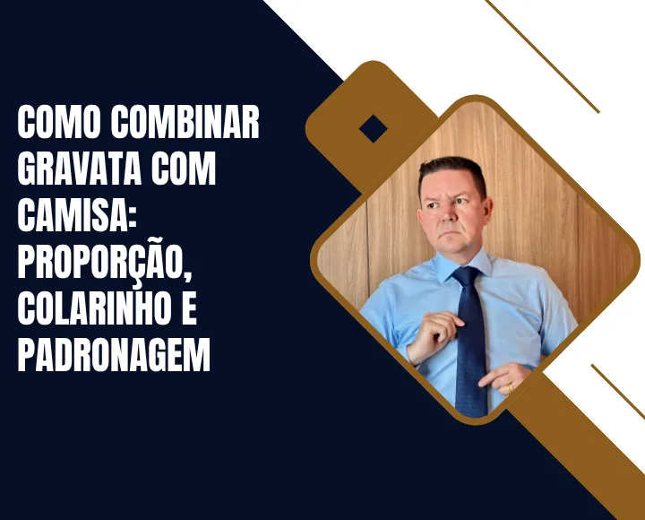 Homem de camisa social azul ajustando o nó da gravata